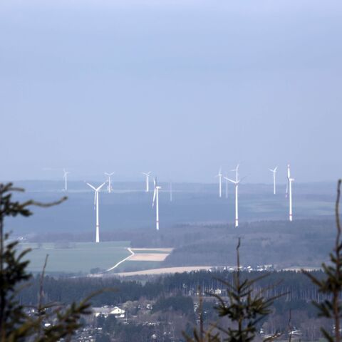 blick-vom-hochsteinchen-auf-windkraftanlagen959362691