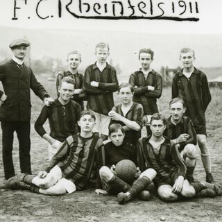 fußball-spieler-des-fc-rheinfeld-1911