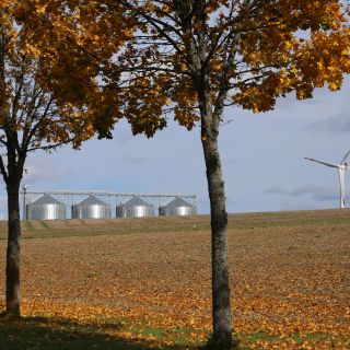 getreidesilos-und-windenergieanlage